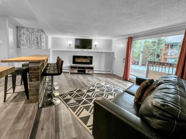 Foto del edificio - 2 Bedroom, 1 Bath on Peak 8! Updated unit,...