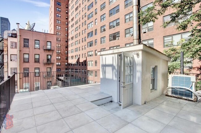 Building Photo - 213 E 26th St