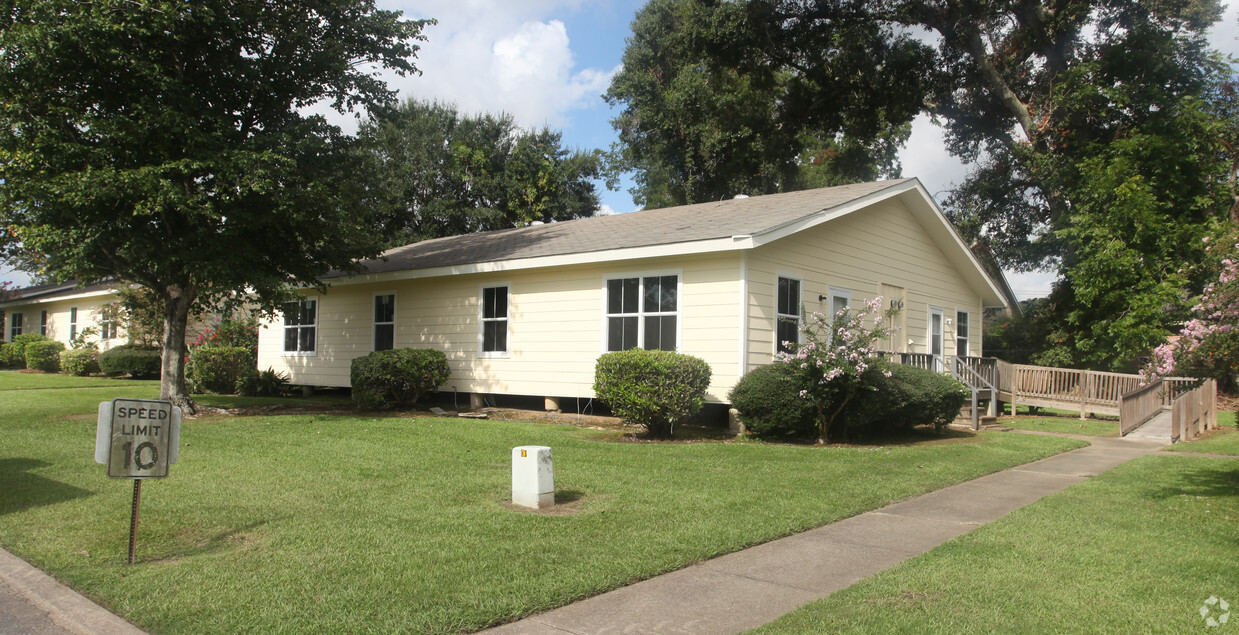 Primary Photo - Village Dulac Apartments