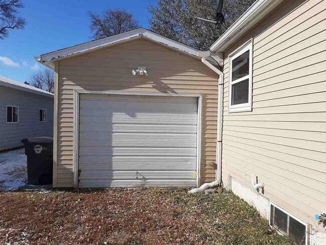 Foto del edificio - 3 bedroom 1 bath house with an extra bonus...