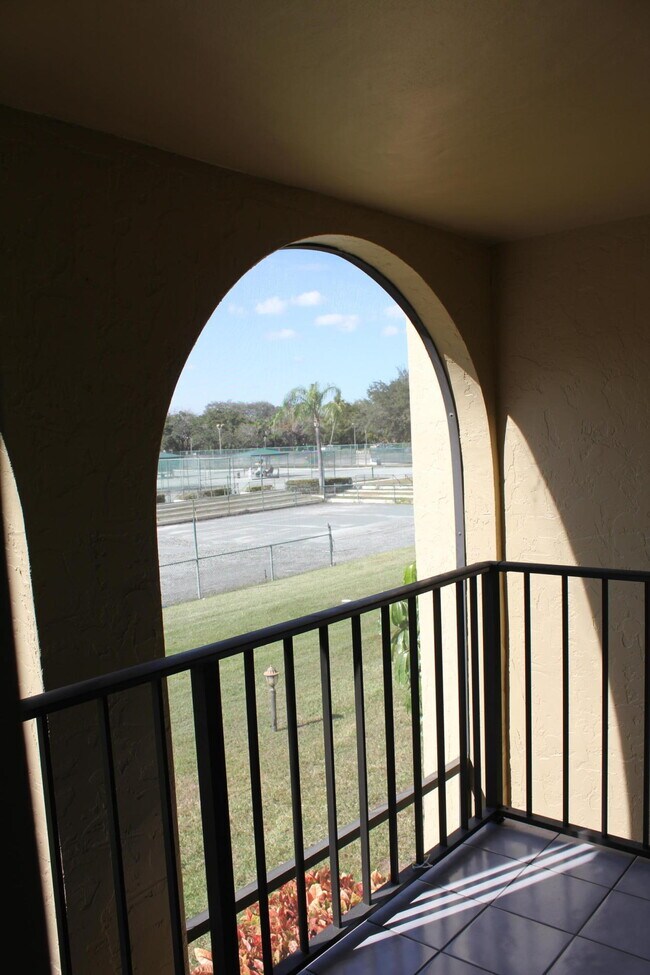 Building Photo - 2800 Tennis Club Dr