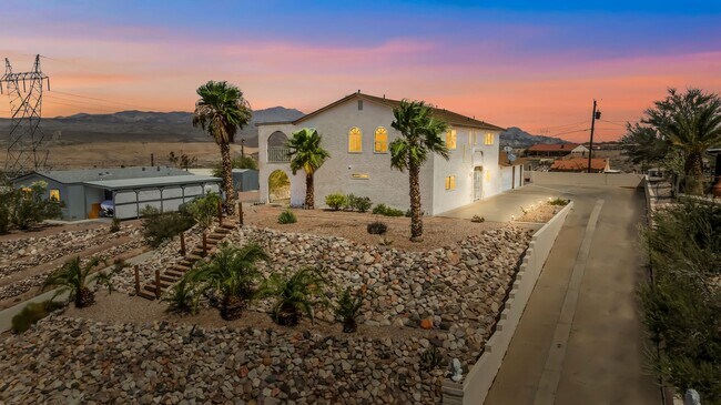 Foto del edificio - One of Kind 3 bed/2.5 bath home with 3 car attached garage located in BHC.