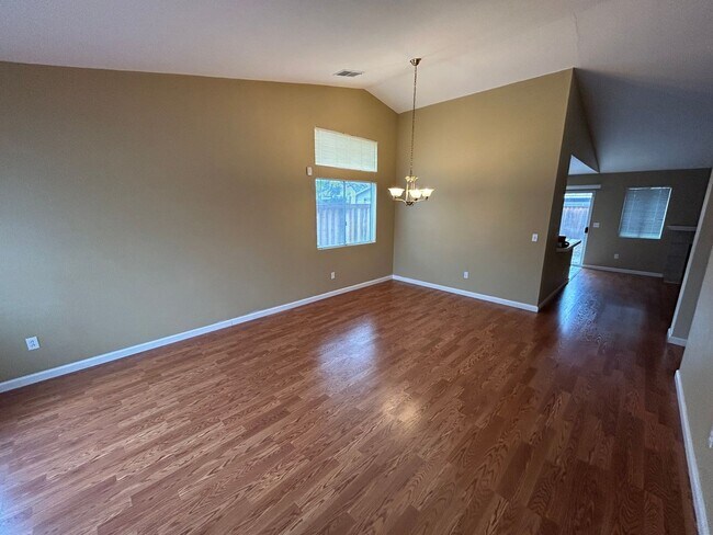 Building Photo - Available NOW- Single story 4bed/2bath with 3 car garage
