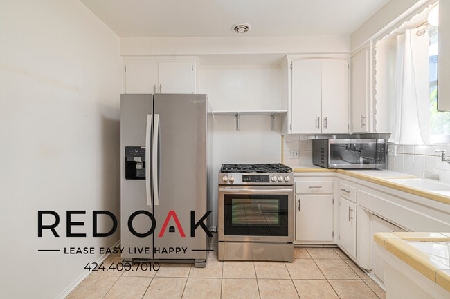 Foto del edificio - ~1 Month FREE~ Stunning and Sunlit One Bed...