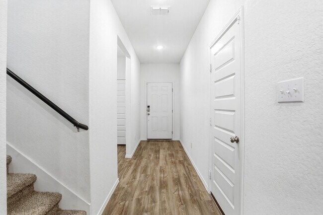 Foto del edificio - Spacious 3-Bed, 2.5-Bath Home with Island Kitchen, Fenced Yard & Garage in St. Hedwig