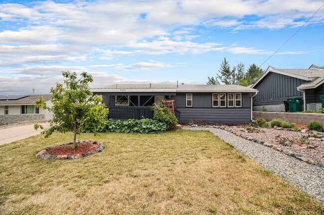 Building Photo - Single-Level 3 Bedroom 1 Bathroom Home in ...