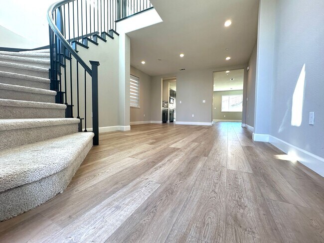 Foto del edificio - Beautiful Newer 5 Bedroom, 4 Bath in the h...
