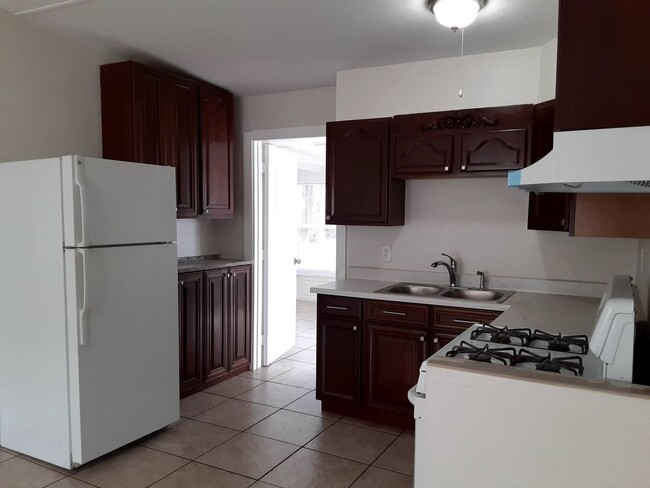 Building Photo - Beautifully renovated 3/1 SFR with large f...