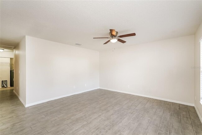 Foto del edificio - 146 Hidden Lk Lp