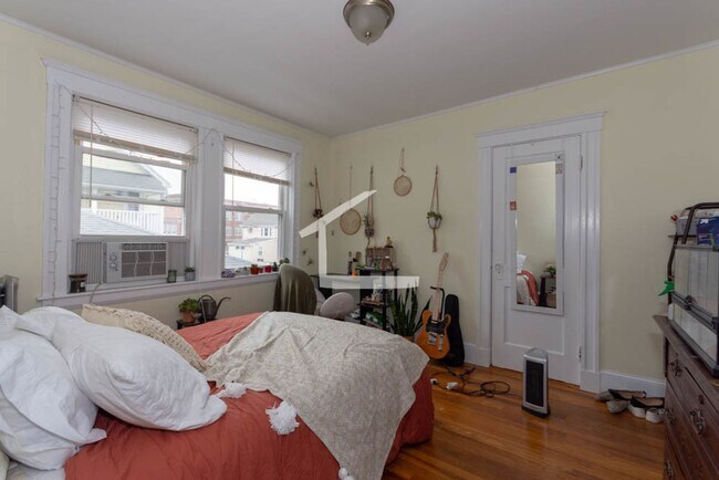Building Photo - 3 Bedroom