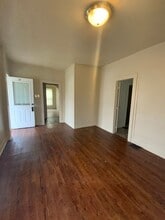 Building Photo - 532 W 6th St