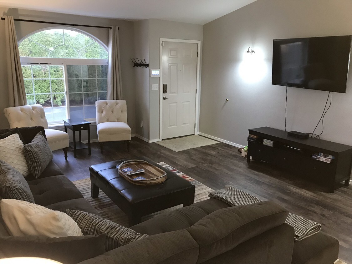 Sala de estar - 2208 Lila Ave