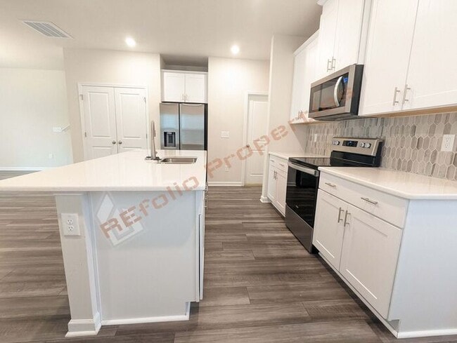 Building Photo - Amazing 3 Bedrooms 2 Car-Garage End Unit T...