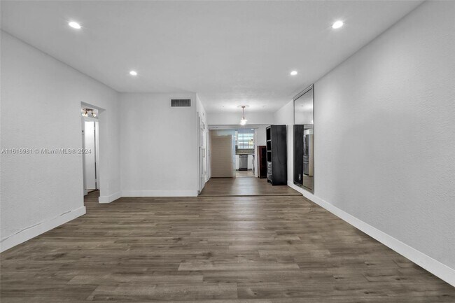 Foto del edificio - 9280 Bay Harbor Terrace