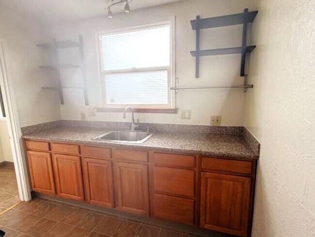 Foto del edificio - 2Bed - Sunny apartment right at El Cerrito...