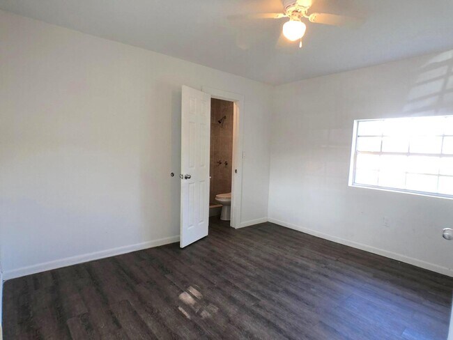 Bedroom - 6425 NE Miami Pl