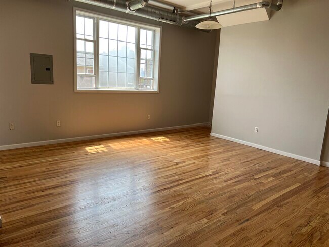 Building Photo - 528 64th St