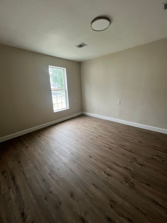 Building Photo - Gorgeous Updated 3 bedroom house!