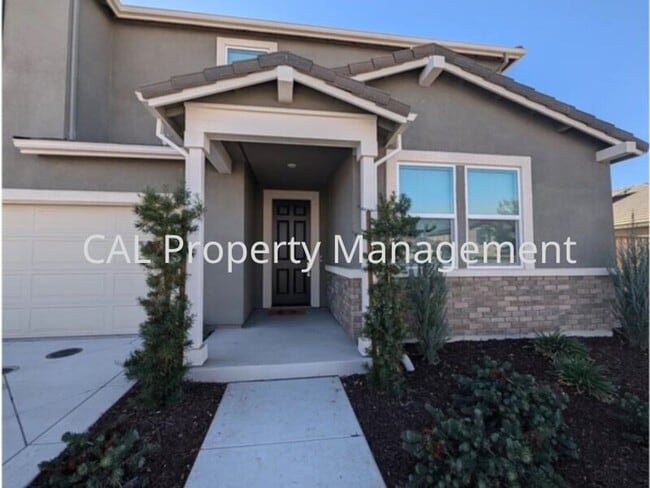 Building Photo - Beautiful 5 Bedroom Home in Hollister