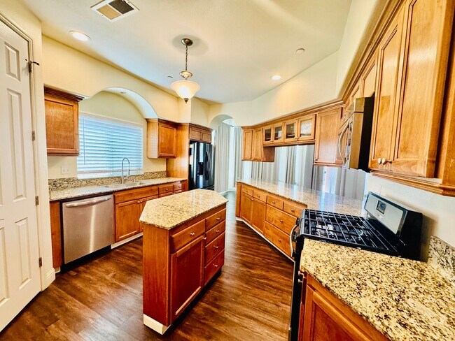 Foto del edificio - Beautiful 3 Bedroom 2 Bath Home in Los Banos FOR RENT!