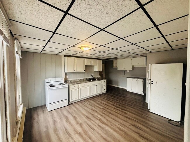 Building Photo - Huge 5BD Two Story Apartment Blocks from Downtown La Crosse