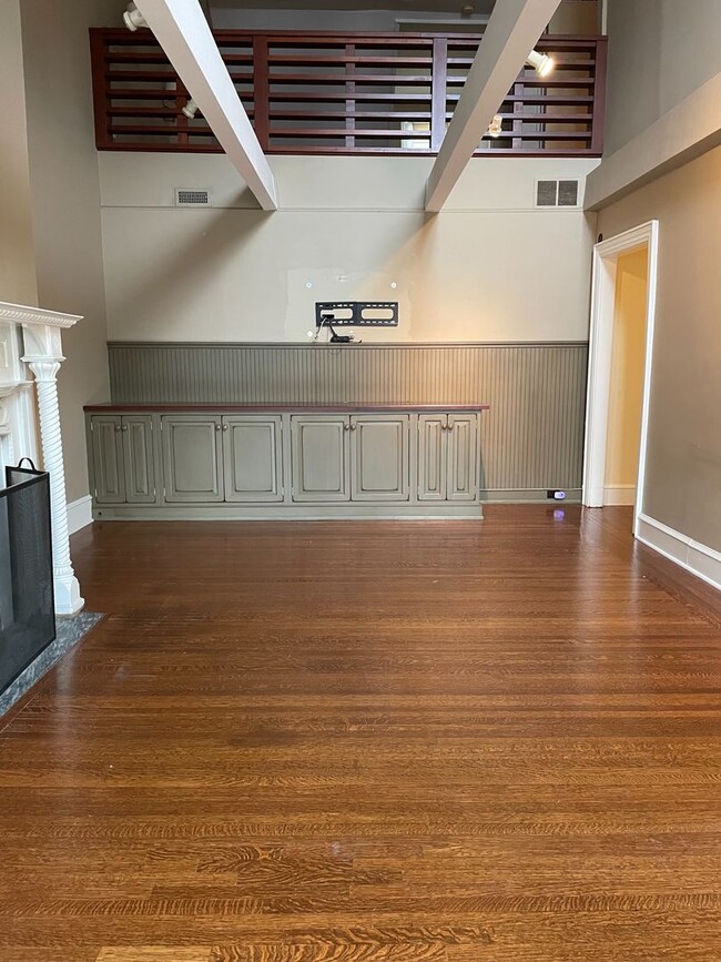 Building Photo - Huge 2 bed, 2 bath Condo in Washington Squ...