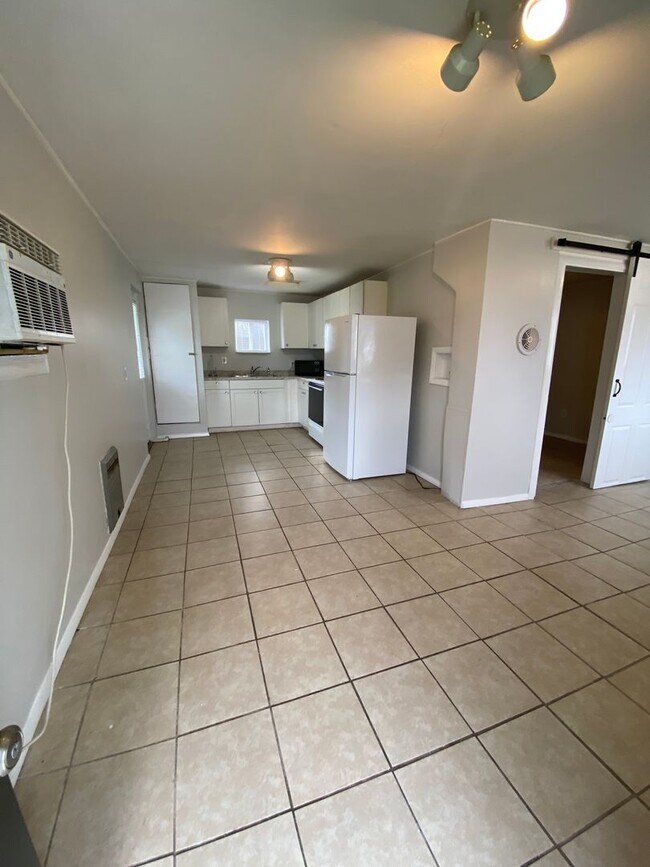 Building Photo - Charming 1 Bed, 1 Bath, Renovated Property...