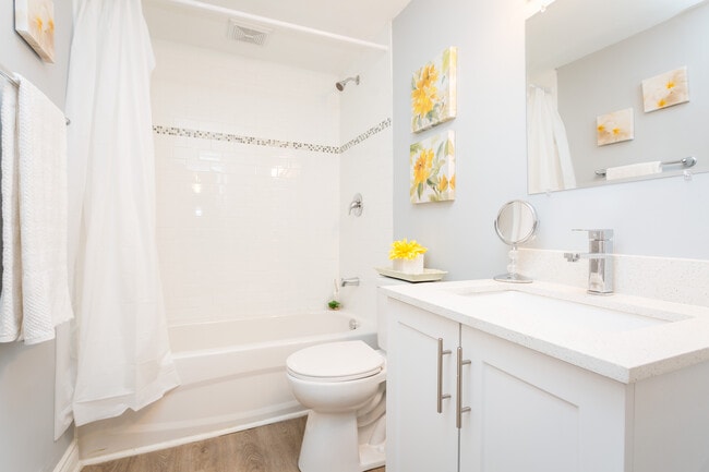 Building Photo - 2200 King St E