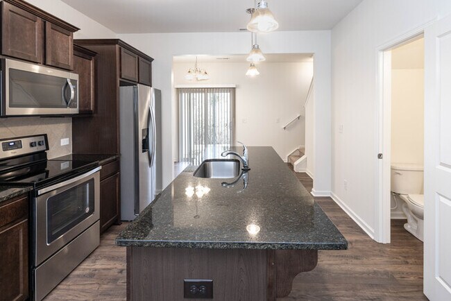 Foto del edificio - BEAUTIFUL Two Bedroom Townhome Regent Parkway