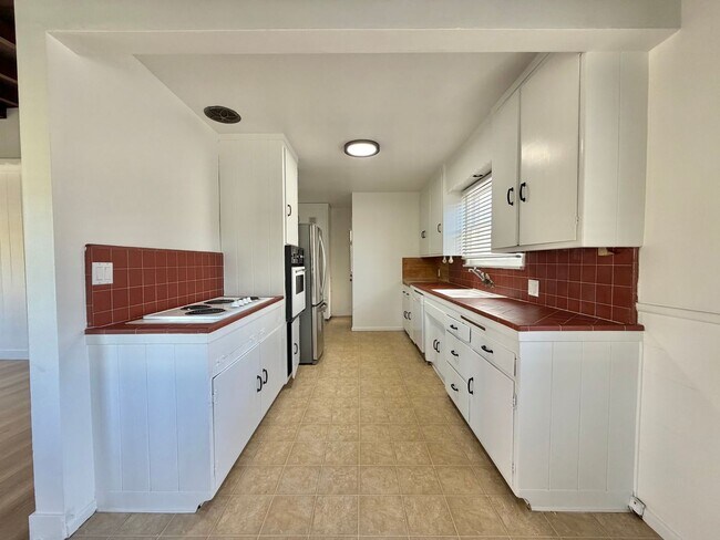 Foto del edificio - Spacious 3BD Manhattan Beach Home with Brand New Flooring, Large Den & 2-Car Garage