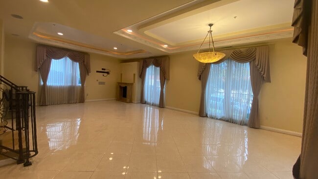 Living room without furniture - 727 E Cypress Ave