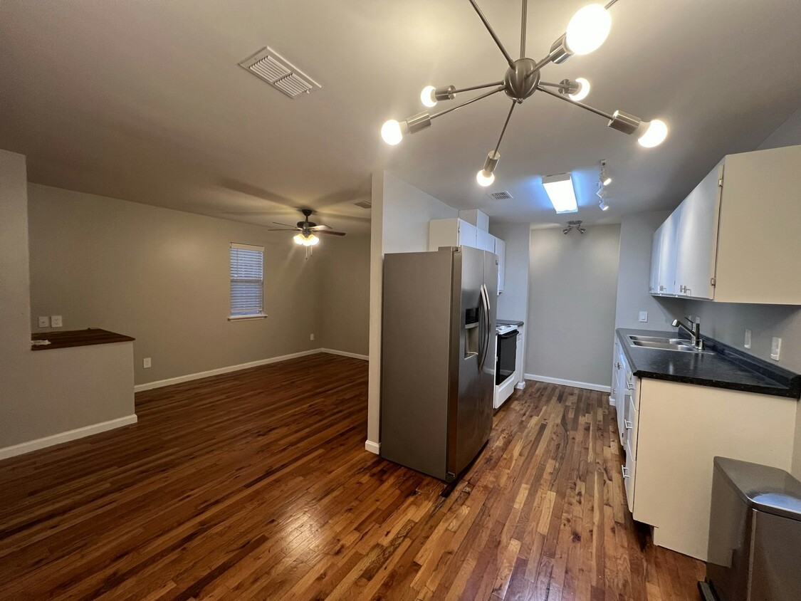 Primary Photo - 719 W Georgia St