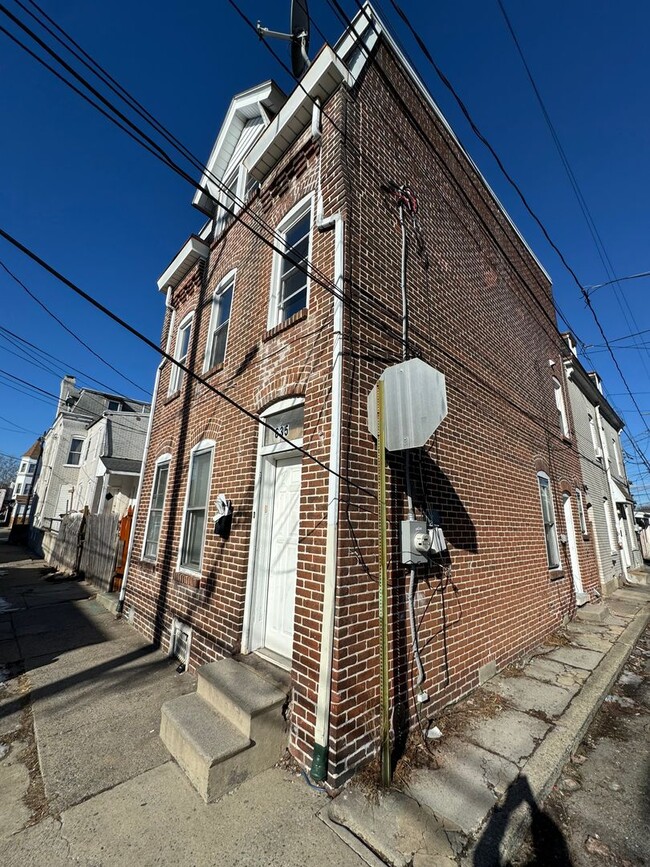 Building Photo - Remodeled LARGE FOUR BEDROOM End of Row