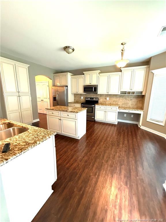 Building Photo - 3920 Pleasantburg Dr