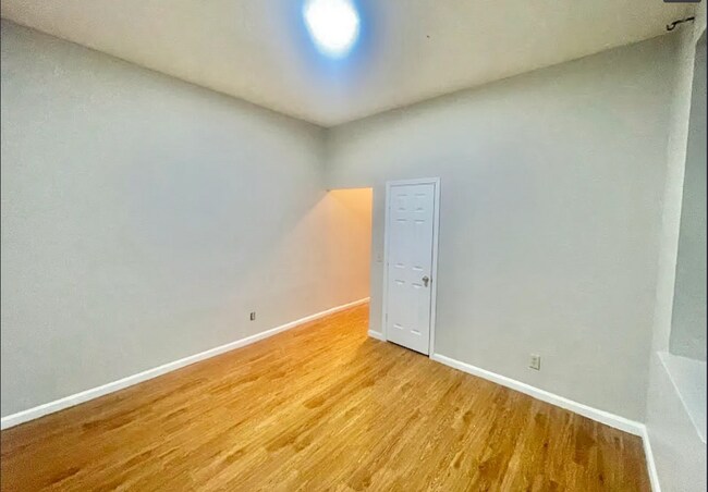 Building Photo - Spacious First-Floor Studio Near Incline District — Updated Kitchen, Tall Ceilings, W/D Hookups