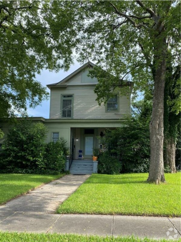 Building Photo - 2702 Cherokee Ave