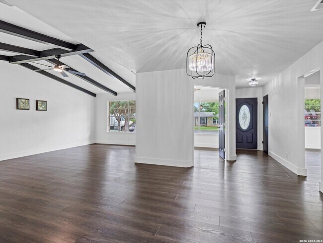 Building Photo - 5026 Lakewood Dr