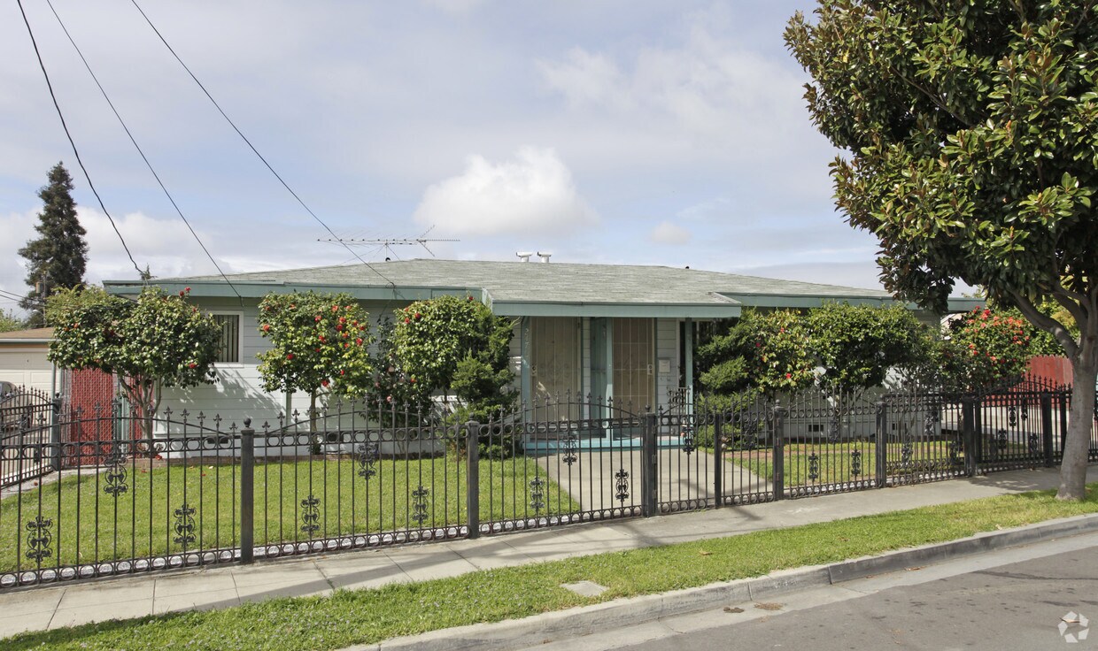 Foto del edificio - 24705-24707 Thomas Ave