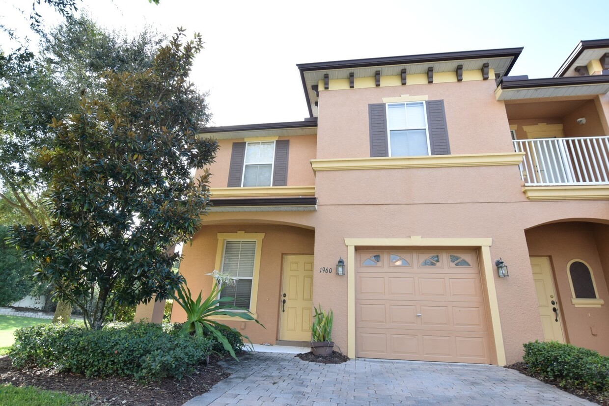 Foto principal - Beautiful 3 Bed 2.5 Bath Gated Condo for R...