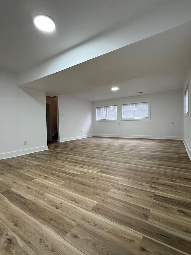 Building Photo - Beautifully Remodeled 4-Bedroom, 2-Bathroo...