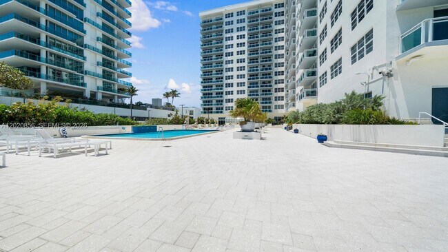 Foto del edificio - 6917 Collins Ave