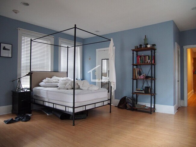 Foto del edificio - Beautiful, Spacious, Fully Renovated Allston 3 Bed/2 Bath Condo. 1100 block of Comm, Heat Include...