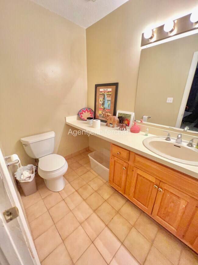 Building Photo - 147 Kelton St