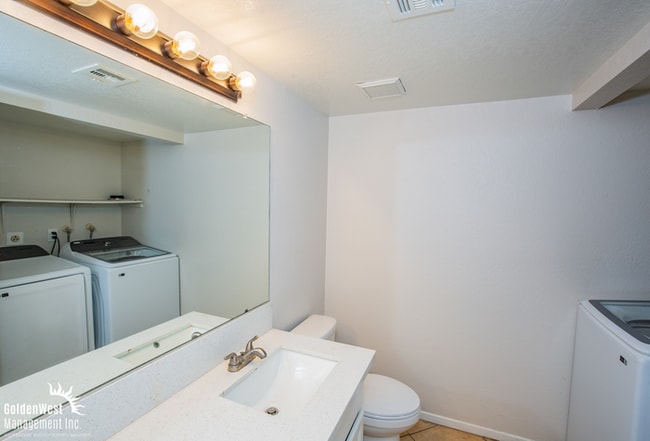 Foto del edificio - Spacious and Maintained 2Bdm 1.5Ba Townhome in Henderson.