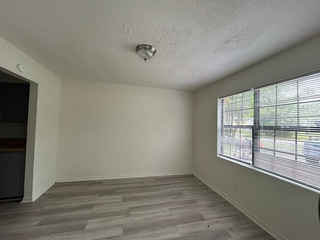 Foto del edificio - SPRING MOVE-IN SPECIAL AND RATE DROP ALERT...