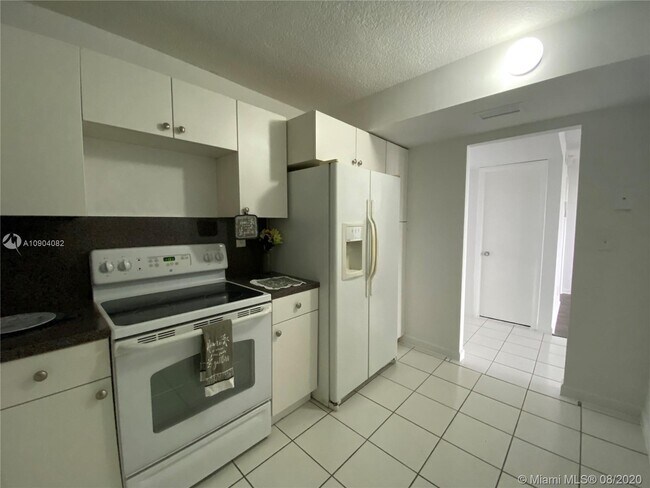 Foto del edificio - 700 NW 214th St