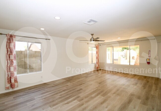 Foto del edificio - 1631 E Carson Rd