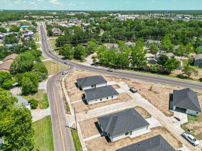 Building Photo - 212 Green Meadows Cir