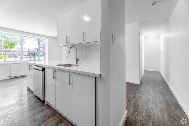 2 chambres, 1 salle de bain - 850 pi2 - Cuisine/couloir - 80 Guestville Ave