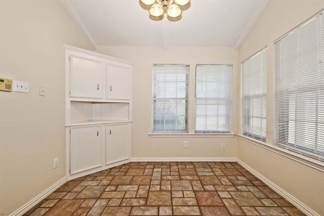 Building Photo - 1607 Mayflower Dr